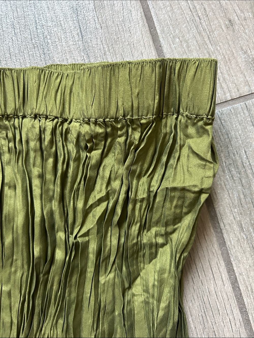 & Other Stories Olive-Tone Crinkled Maxi Skirt - Picture 3 of 4